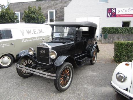 Dorpsmarkten. Oude auto's
