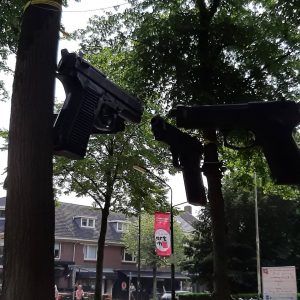 'Guns' van David Cerný. Art in Oisterwijk 3 t/m 26 juni. Foto van Fotopixel